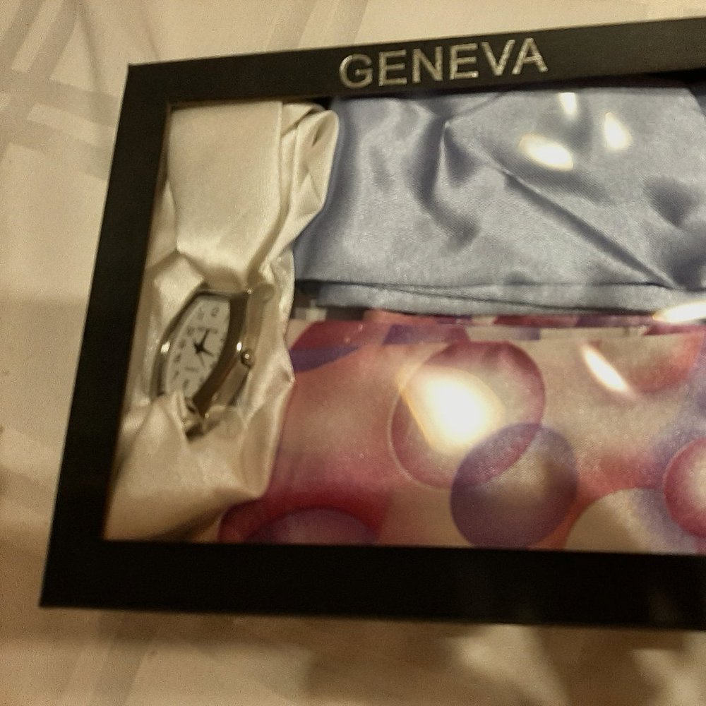 Watch with interchangeable scarves